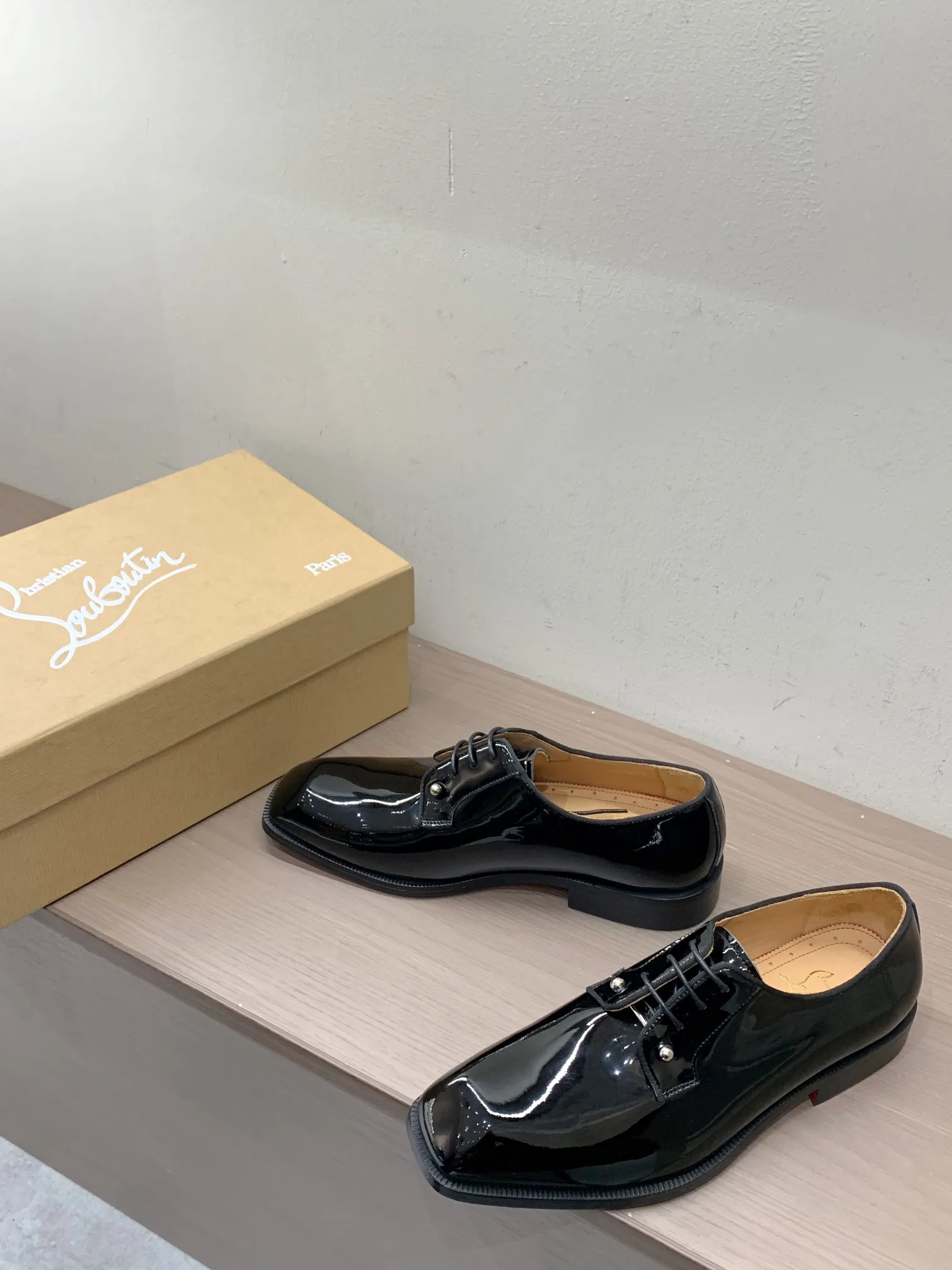 [CL red sole shoes] Top P: 1020💰 Size 39-44 (38.45.46 custom-made, non-returnable) Christian Louboutin men's classic Oxford shoes, men's business formal leather shoes💫Original molding, 1:1 replica, specially made for nobles. The unique shoe shape is unique and 100% comfortable! The whole shoe is made of imported Italian cowhide material, carefully selected, with fine pores and rich luster. Cow leather lining, soft and comfortable, sweat-absorbent and breathable. Genuine leather outsole, non-slip and wear-resistant, full of texture, elegant and luxurious overall, integrating comfort, formality and luxury! The Rolls Royce of shoes!